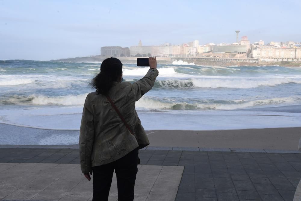 Cerrado un tramo del paseo marítimo por las malas condiciones del mar.