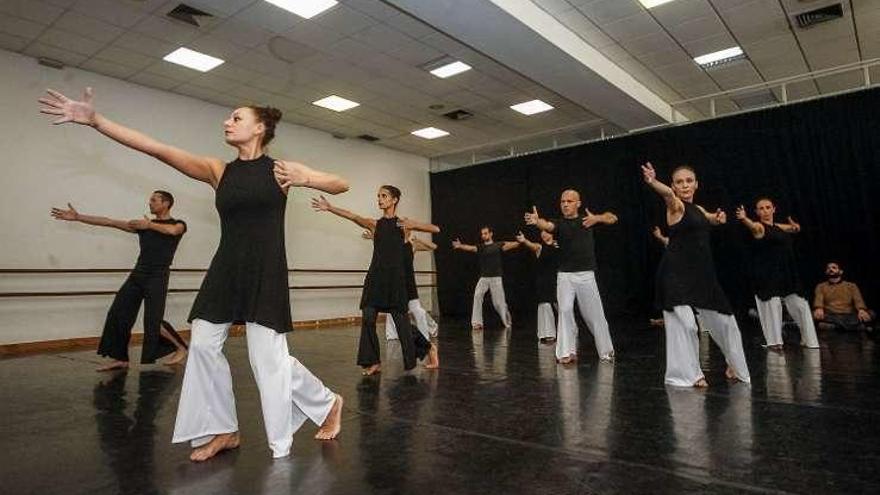 Bailarinas, ayer, en el Centro Coreográfico Galego.