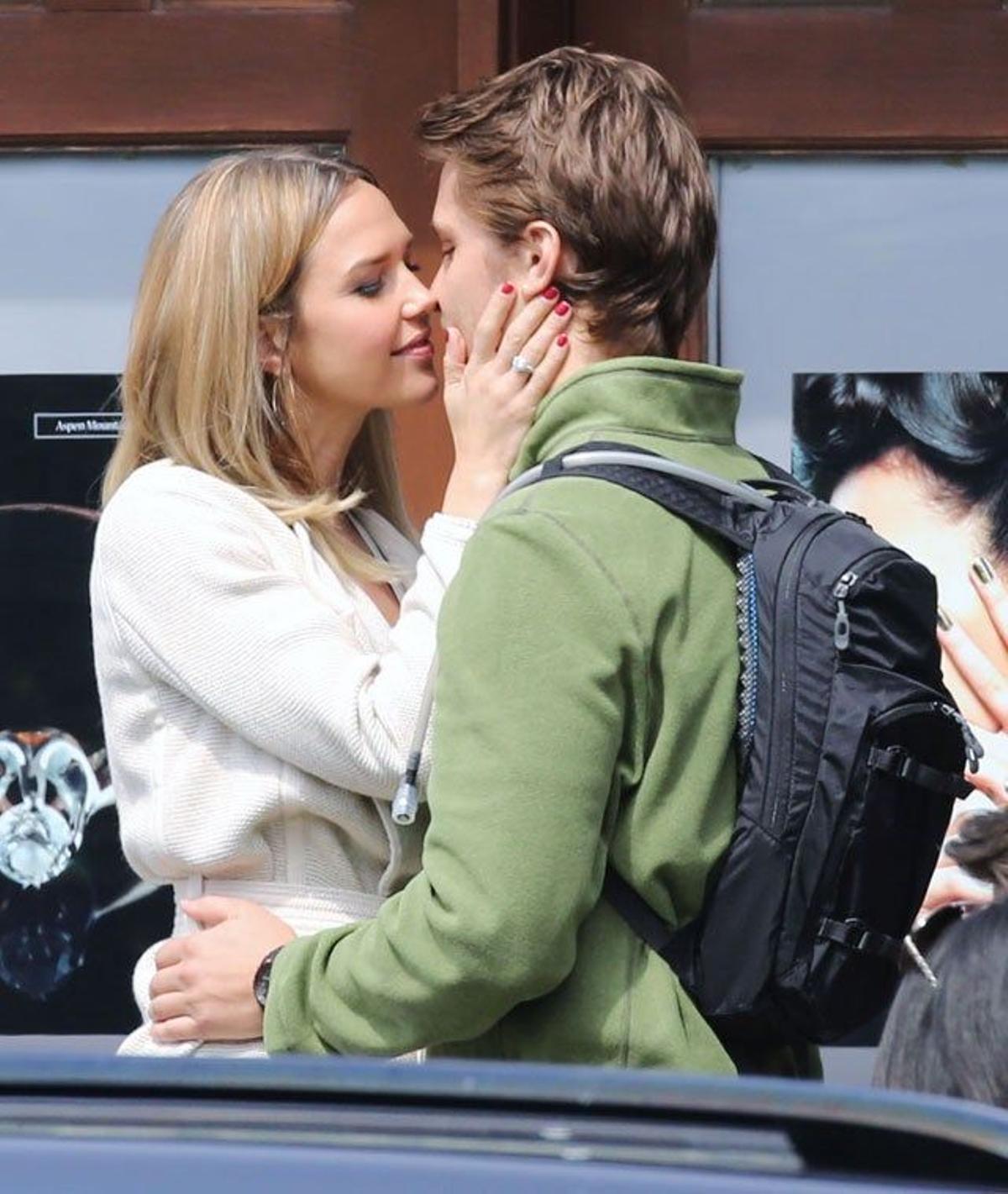 El casi beso de Arielle Kebbel y Luke Grimes, en el rodaje de 'Cincuenta sombras liberadas'