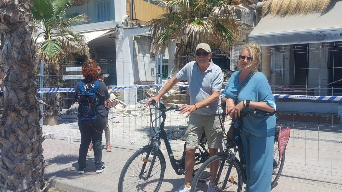 Los holandeses J.P. y Cathy Mejer, ayer frente al local siniestrado.