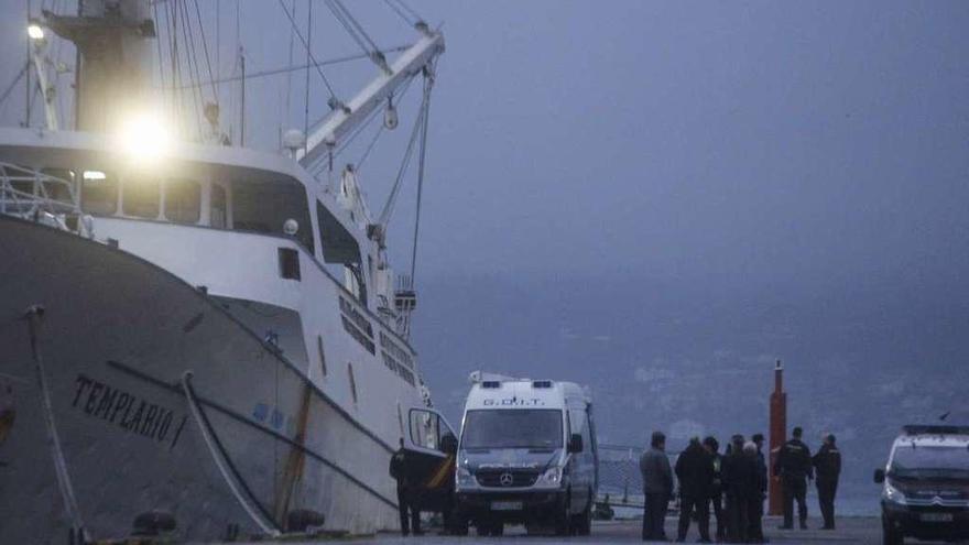 La Policía registra un atunero en Marín ante la sospecha de que transporte cocaína