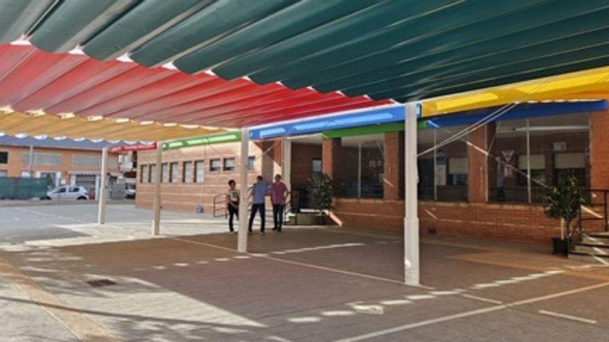 Amplían las zonas de sombra del colegio Río Segura en Beniel