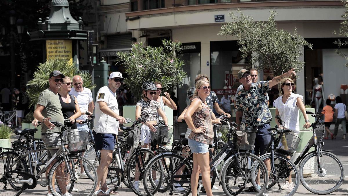 Turistas en bicicleta, en el centro de València.