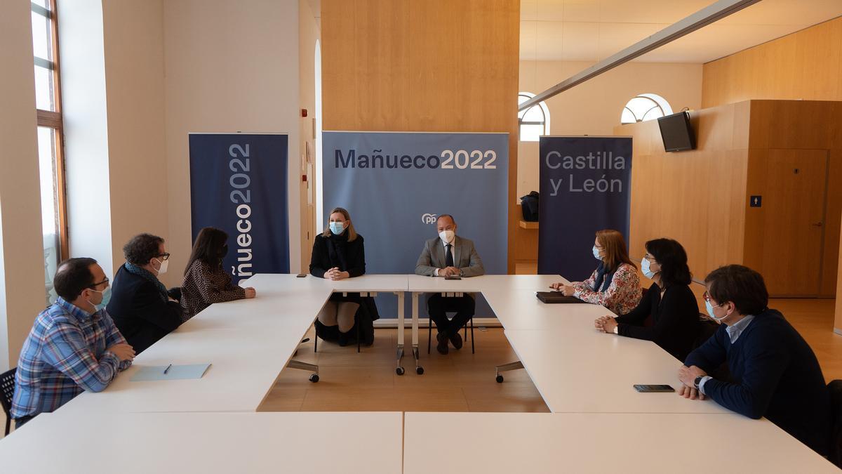 Isabel Blanco y José María Barrios en la reunión.