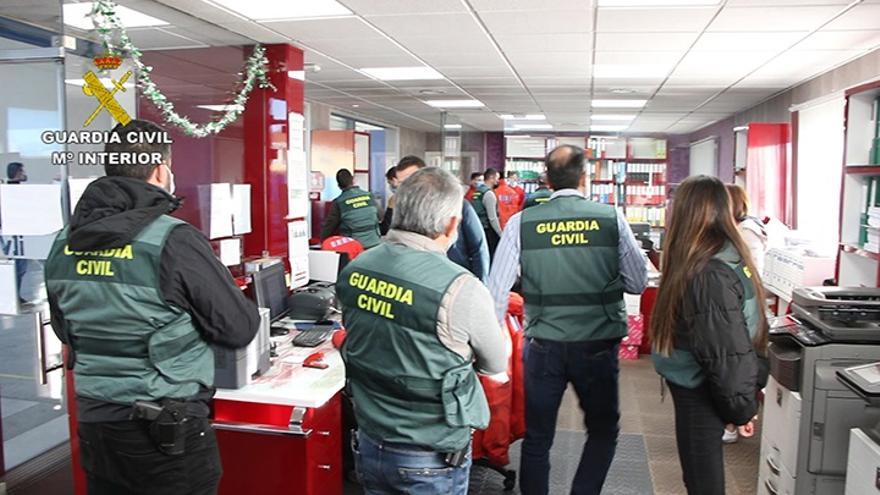 Agentes de la Guardia Civil, durante la operación.