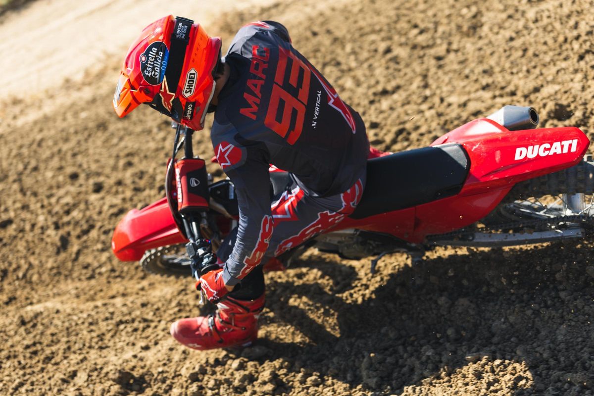 Marc Márquez, maltratando la tierra del circuito de Brunete con la nueva Ducati450 MX.