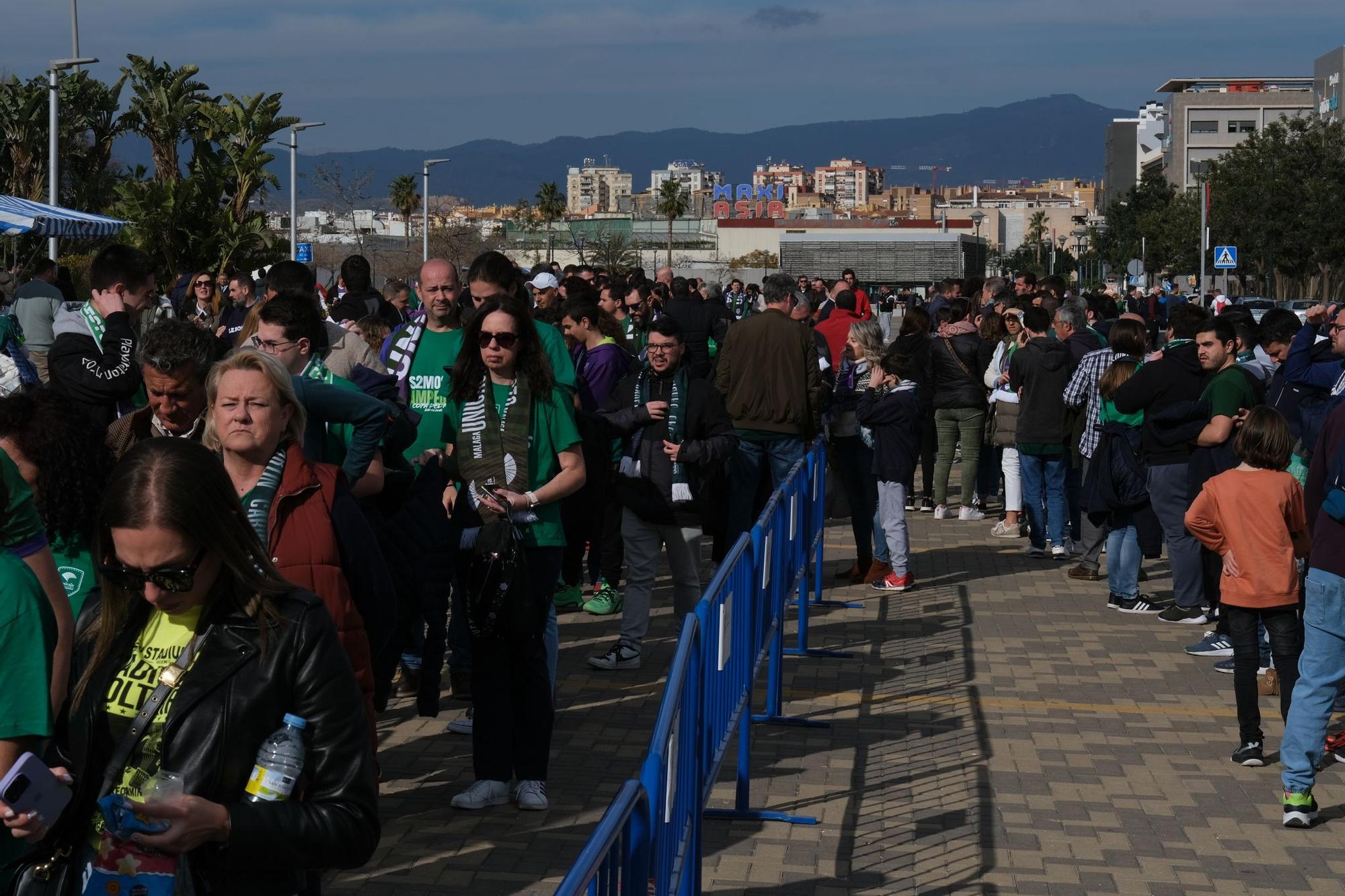 La afición celebra el título de Copa en la previa del Unicaja - Girona