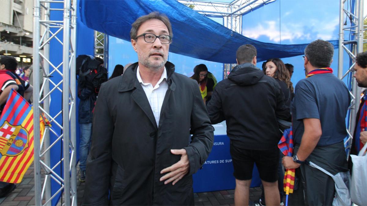 Agustí Benedito durante la recogida de firmas en los prolegómenos del derbi Barça-Espanyol de la Liga 2017/18