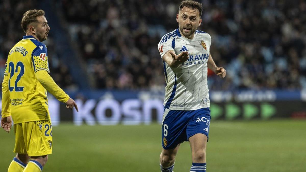 Keidi Bare, en un momento del partido ante el Cádiz en el Ibercaja Estadio.