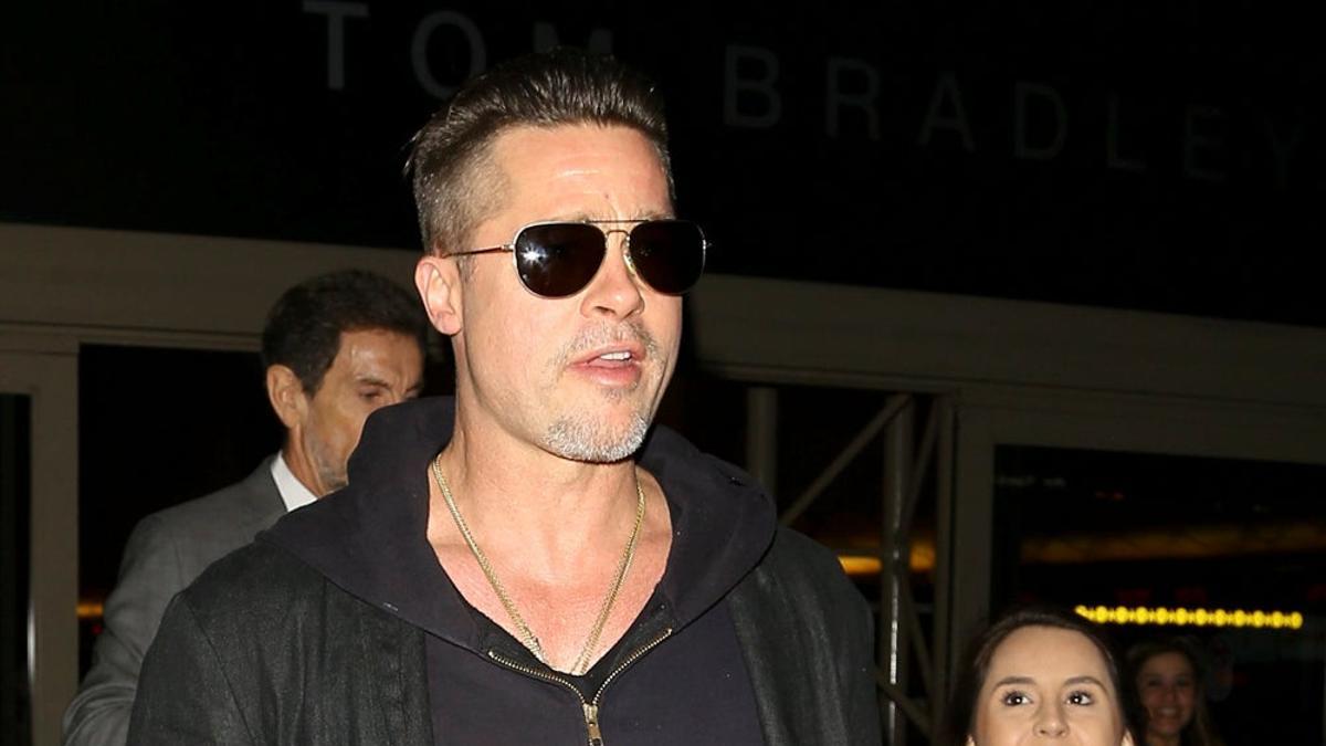 Brad Pitt rodeado por fans siempre