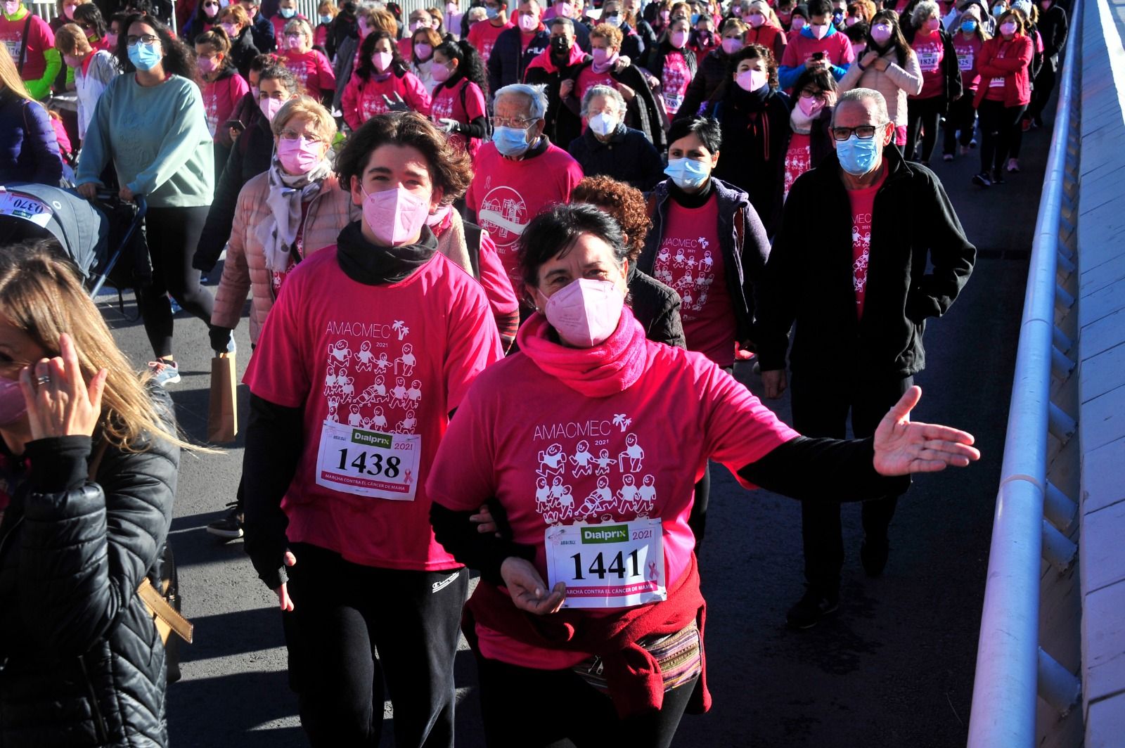 Marea rosa en Elche contra el cáncer de mama