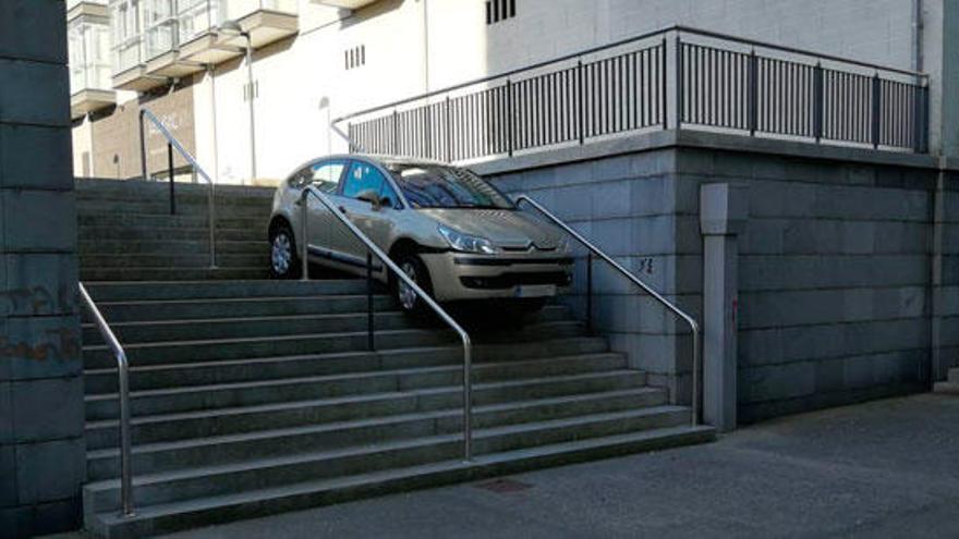 Un coche queda encajonado en unas escaleras en la zona de Vioño y tiene que ser retirado por una grúa