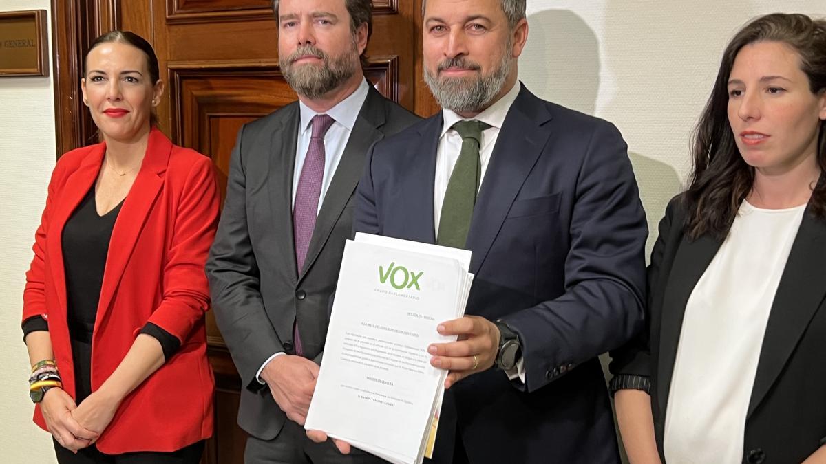 El líder de Vox, Santiago Abascal, registra la moció de censura de Tamames contra Sánchez