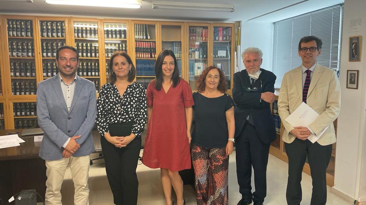 Elena Llorca con el tribunal y los directores de la tesis