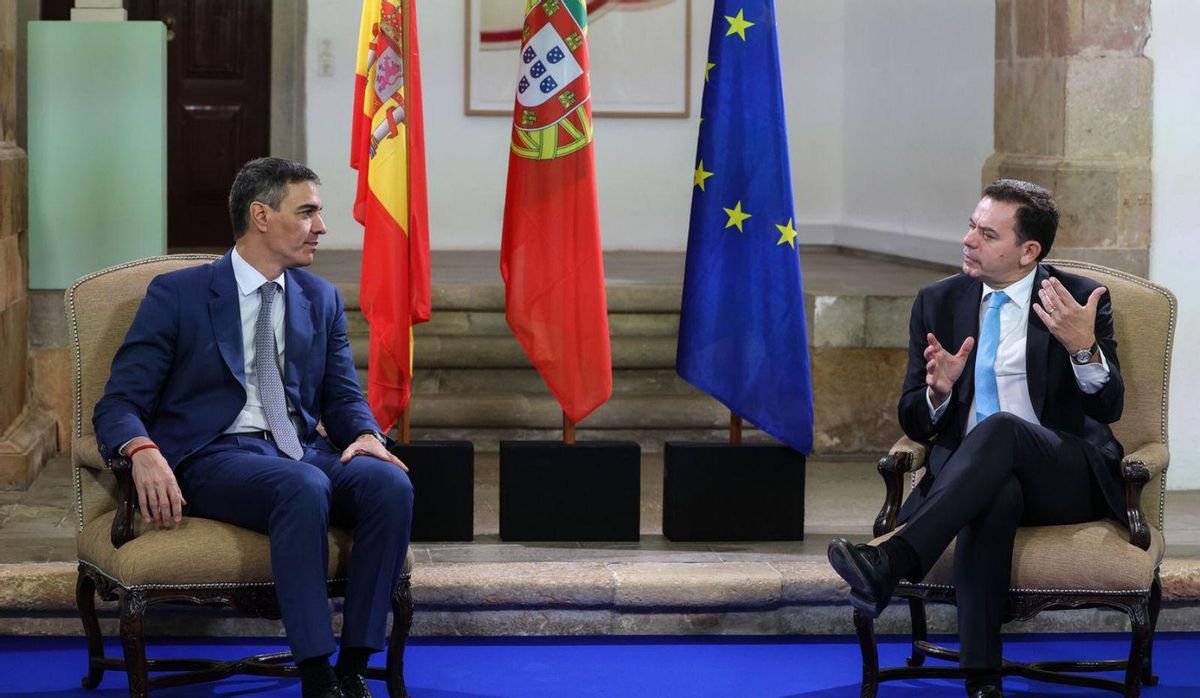 Pedro Sanchez y Luis Montengero, en la XXXV Cumbre Hispano Lusa de Faro. | Efe