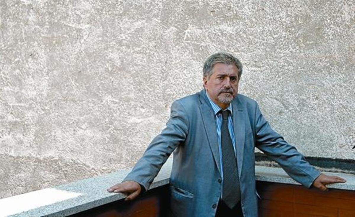 Polivalent 8 Jesús Eguiguren, a Madrid, on ahir va entregar una novel·la d’amor inspirada en el poeta basc Guillermo Indalecio Bizcarrondo. Polivalent 8 Jesús Eguiguren, a Madrid, on ahir va entregar una novel·la d’amor inspirada en el poeta basc Guillermo Indalecio Bizcarrondo.