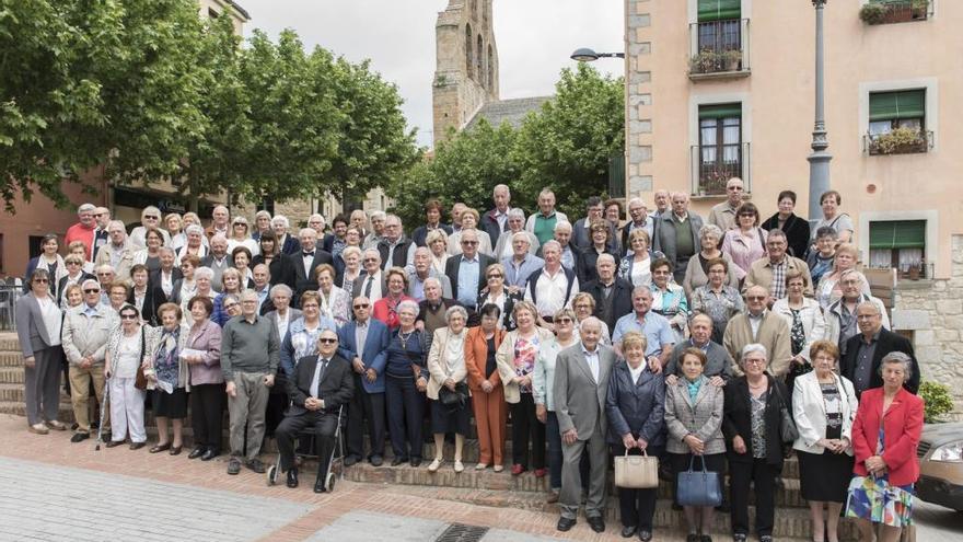 Imatge de família dels veïns homenatjats