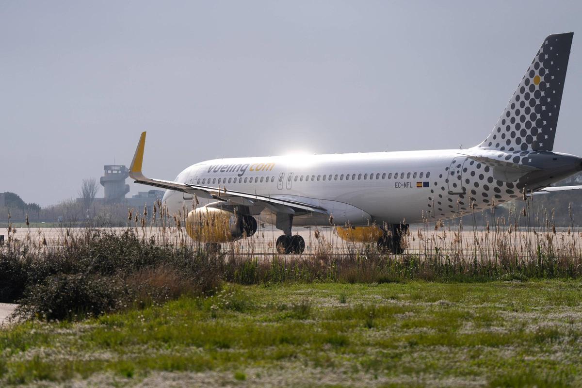 El aeropuerto de Barcelona-El Prat no se espera a la ampliación: renovará el asfalto de la pista del mar, construirá nuevos carriles y modernizará instalaciones.