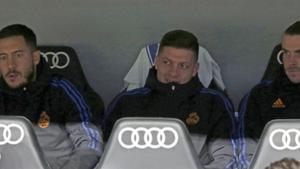 Eden Hazard, Luka Jović y Gareth Bale, en el banquillo del Real Madrid.