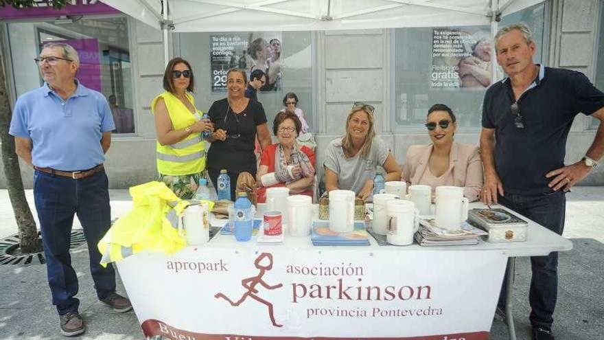 Mesa de la Asociación Párkinson Provincia de Pontevedra en la Plaza de Galicia. // Iñaki Abella