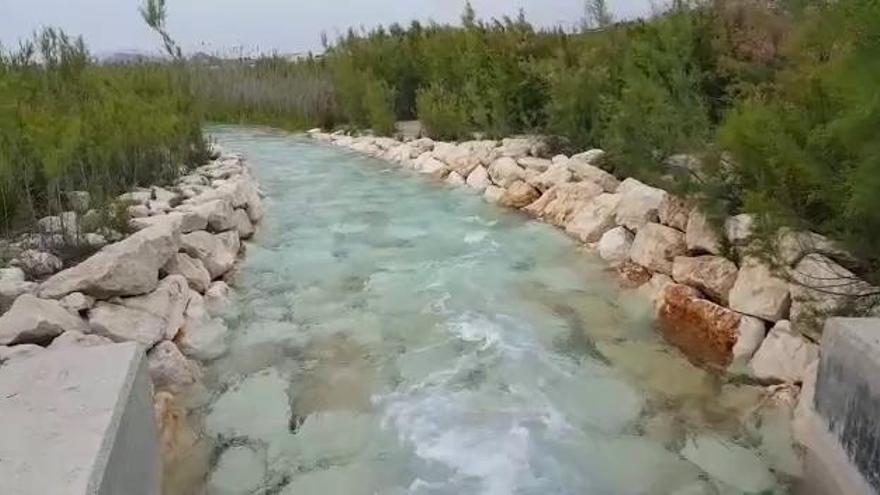 El agua desalada de Torrevieja llega en forma de río al pantano de La Pedrera