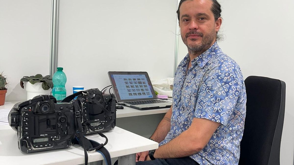 Gustavo Valiente, fotógrafo de la Feria del Libro de Madrid.