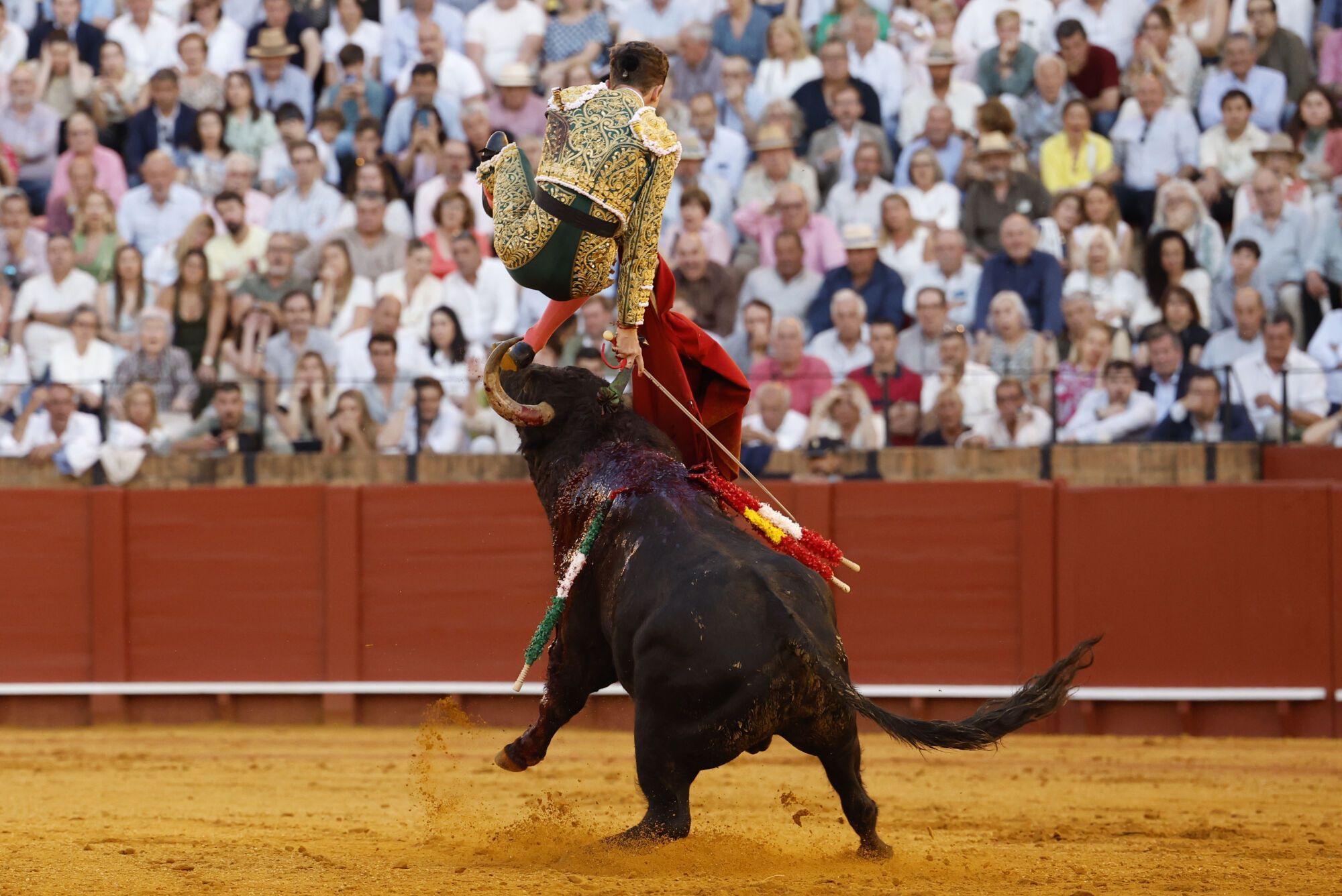 SEVILLA , 27/04/2025.- El diestro Juan Pedro García "Calerito" tras ser volteado por el segundo de sus astados durante la corrida de la Feria de Abril celebrada este domingo en la plaza de toros de la Maestranza, en Sevilla. EFE/ Julio Muñoz