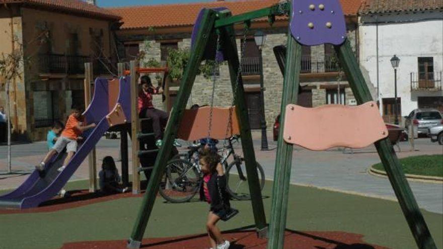 Varios niños juegan en el parque infantil de Tábara