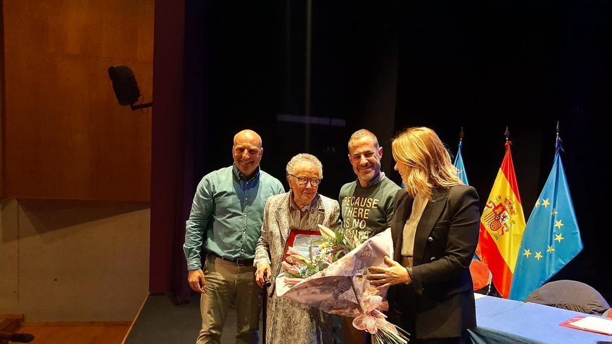 Pilar Domínguez recibe el premio a la mujer sierense del año en un emotivo acto en Pola de Siero