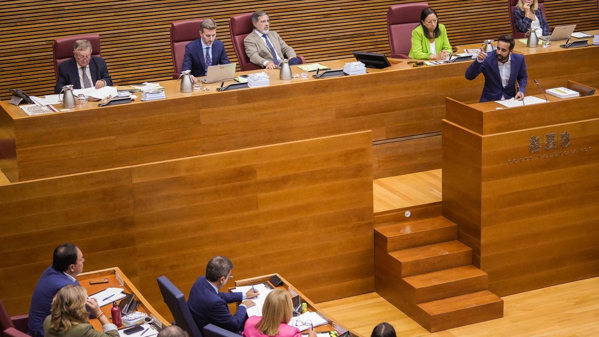 El síndic del PSPV, José Muñoz, interviene en las Corts durante la comparecencia de Mazón.