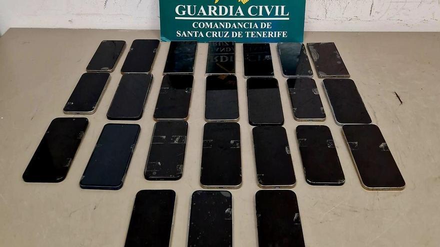 Interceptado en el aeropuerto Tenerife Norte con 24 móviles en su equipaje