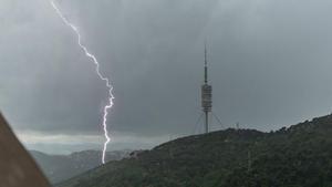 Impacto de un rayo cerca de la Torre de Collserola, en Barcelona