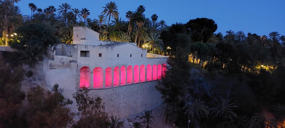 El Molí Real iluminado de rojo este 8 de mayo