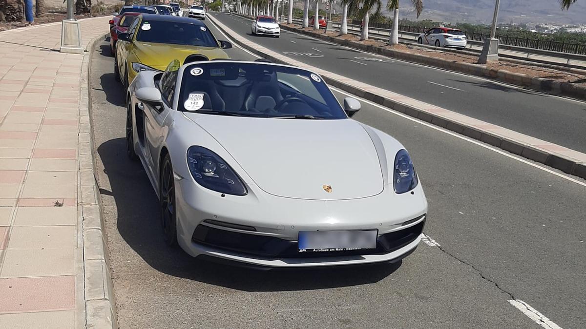 Imagen de algunos de los coches de lujo que circularon el pasado domingo por las principales vías de Maspalomas, en Gran Canaria.