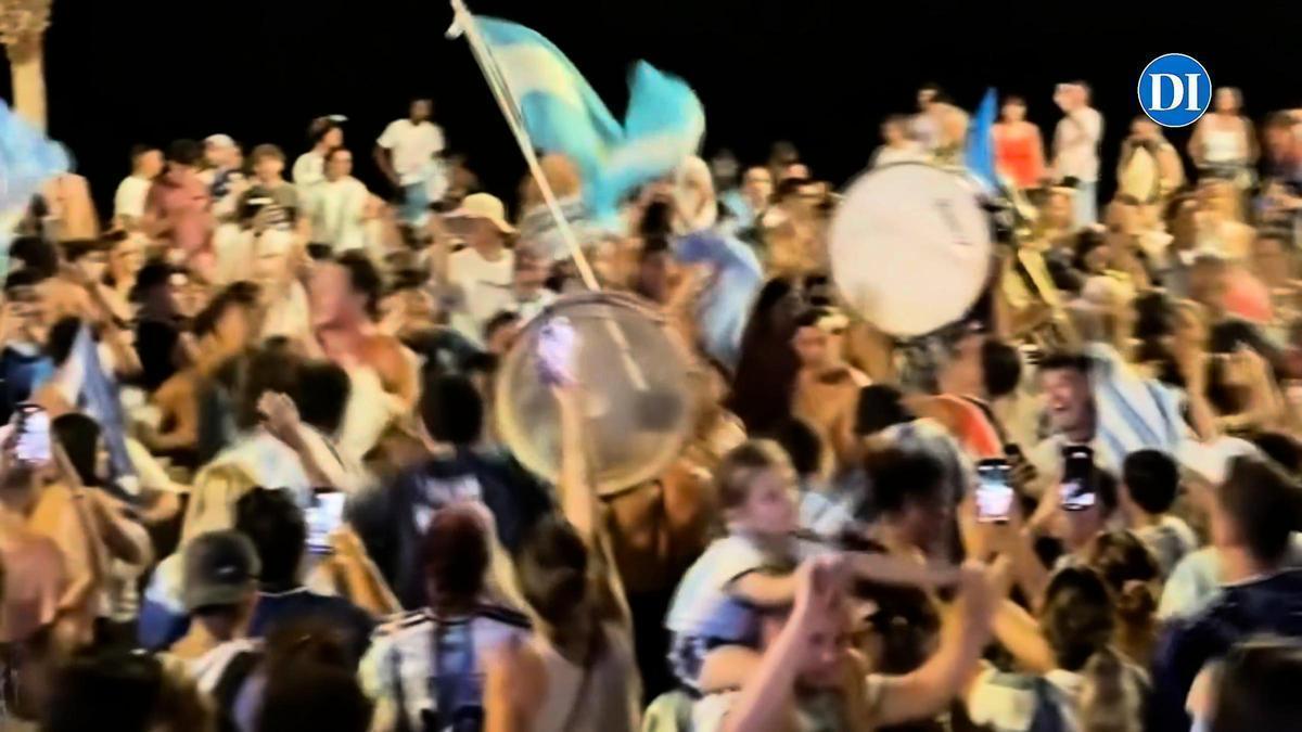 Argentinos celebran en Ibiza la clasificación a la final de Mundial, donde se enfrentarán a España.