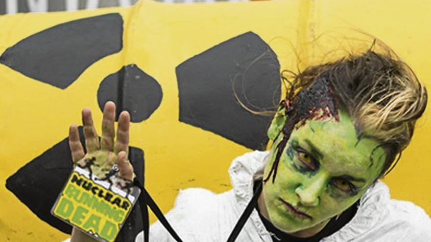 Greenpeace lleva a Almaraz una carrera popular zombi