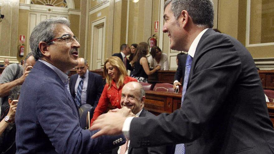 Román Rodríguez saluda al presidente Fernando Clavijo en el pleno de hoy