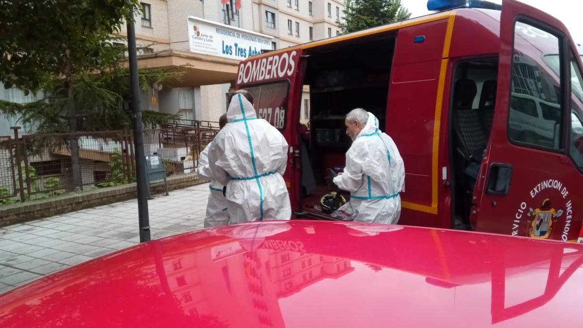 Intervención de los Bomberos en la residencia Los Tres Árboles de Zamora capital.