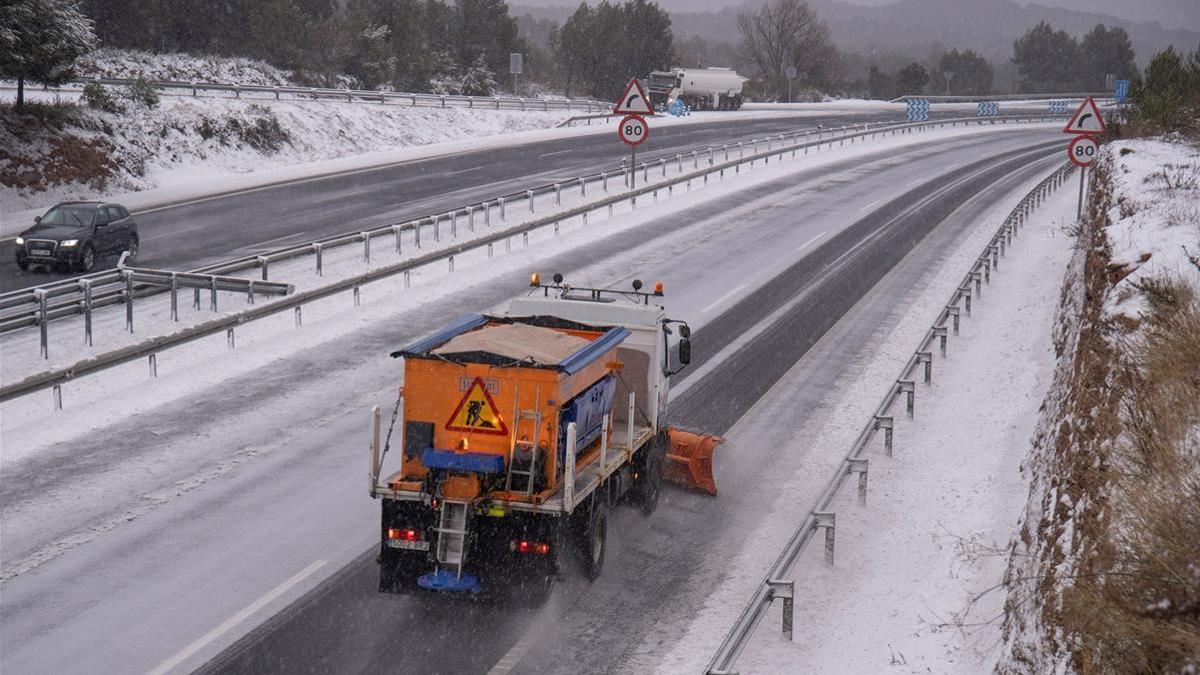 Un quitanieves en el Coll del Bruc, limpia la calzada de nieve producida por el temporal Filomena