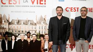 Los directores franceses de ’C’est la vie’, Olivier Nakache y Eric Toledano, posando este martes en Madrid