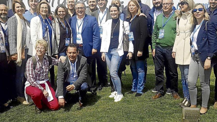 Foto de familia del PP balear con el ministro del Interior, Juan Ignacio Zoido, durante la convención del partido en Sevilla.