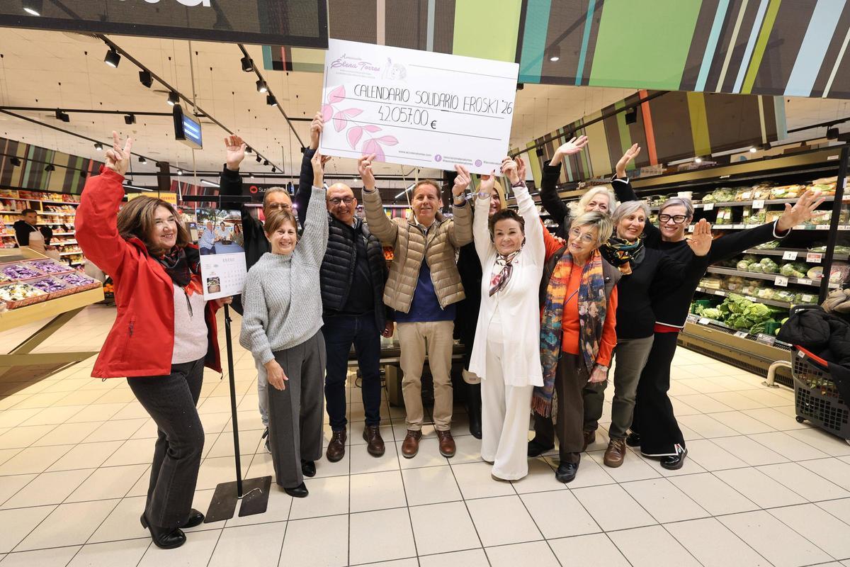 La entrega del cheque solidario de los calendarios de la Asociación Elena Torres.