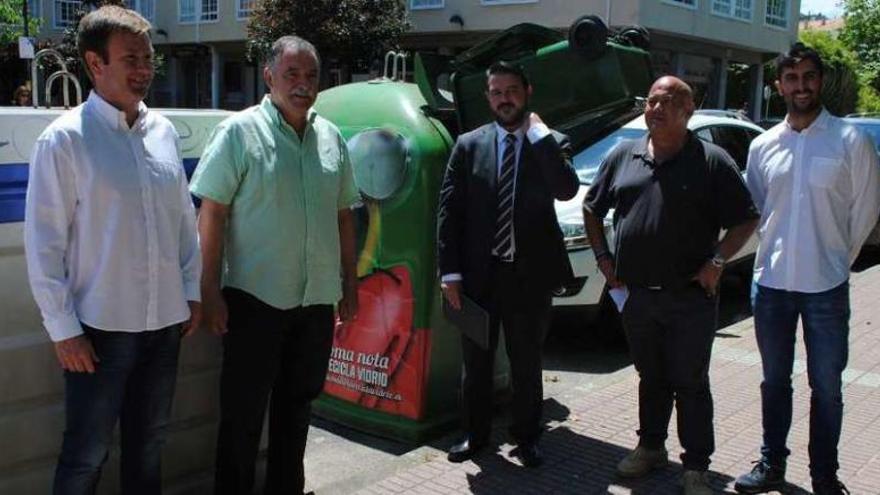 Los alcaldes de Sada y Oleiros y el presidente comarcal, con representantes de Ecovidrio, ayer, en Santa Cruz.