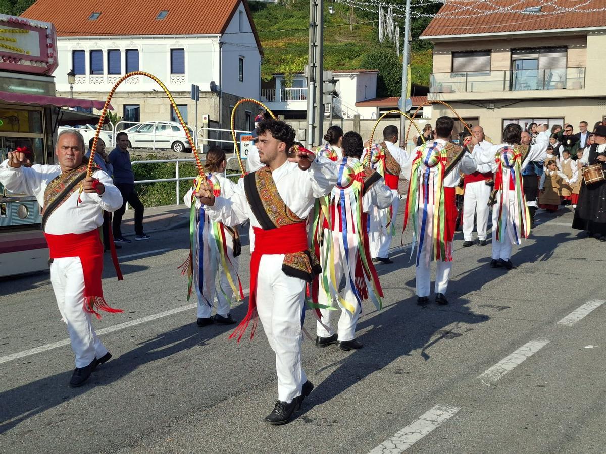 Actuación de los Danzantes de Cobas.