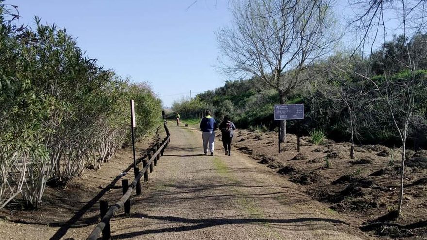 Dos personas caminan por la Vía verde de la Campiña en Guadalcázar.