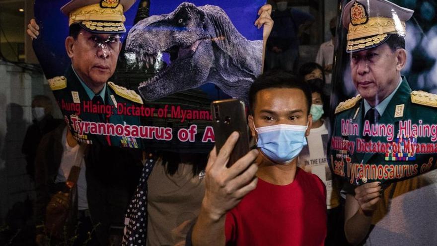 Protestas en Bangkok por el golpe de estado en Birmania.