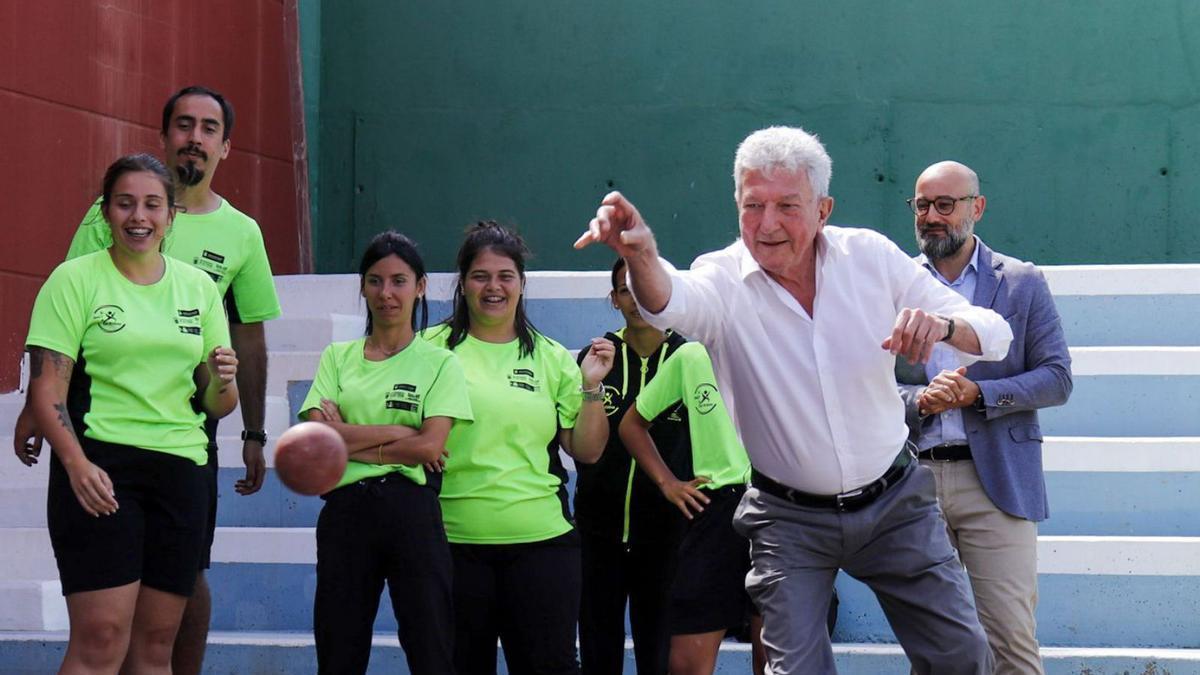 El concejal de Empleo, Pedro Quevedo, juega a la bola canaria durante la actividad de ayer con Aridany Romero al fondo.