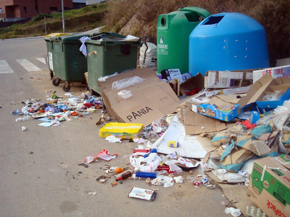 Brutícia excessiva a la urbanització.Aquesta és una vista de l’entrada de la urbanització La Vall d’Ullastrell, al Vallès Occidental. La fotografia la vaig fer el 9 de gener, diumenge, a les dues del migdia, però fa molts dies que estem així. Sembla que a l’ajuntament no li importa donar aquesta imatge del poble, però sí que li importa cobrar, i ràpid, l’impost de la contribució, per cert, un dels més alts de Catalunya. ¿Per què ens fan pagar tant si després els carrers estan tan bruts?
