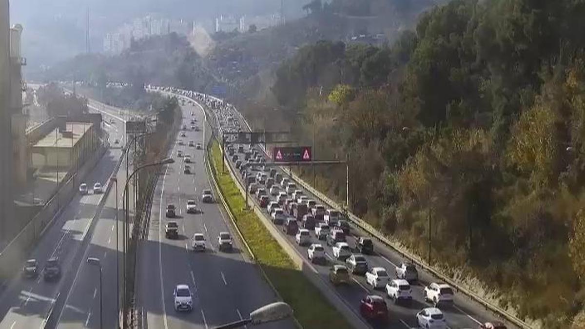 Retenciones de acceso a Barcelona desde Montcada i Reixac, este domingo.