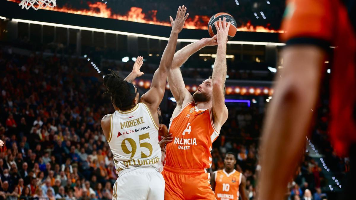 Costello intenta una canasta ante Moneke en el Valencia Basket - Estrella Roja